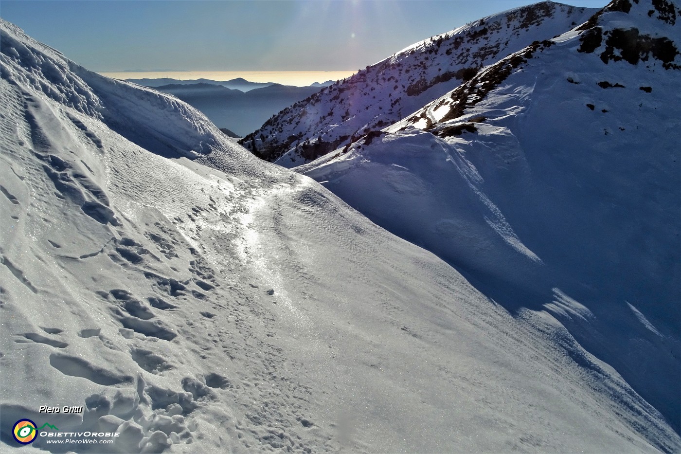 59 Traccia su neve dura solo di punte di ramponi....JPG -                                